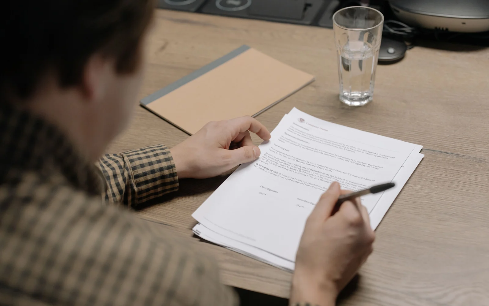 Analiza unui document tipărit la birou, fotografie de context pentru activitatea unei firme