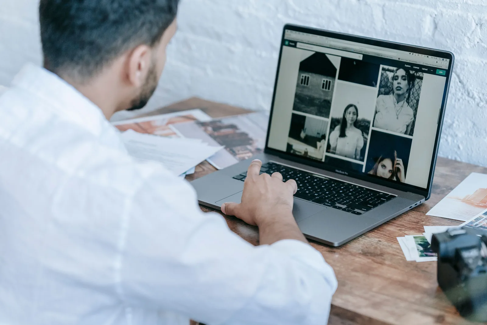 Fotografii afișate într-o galerie pe ecranul unui laptop