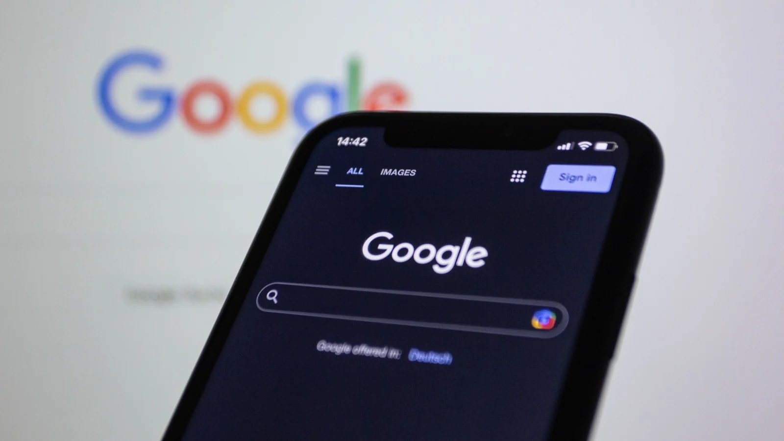 Pagina Google Search în modul întunecat pe ecranul unui telefon