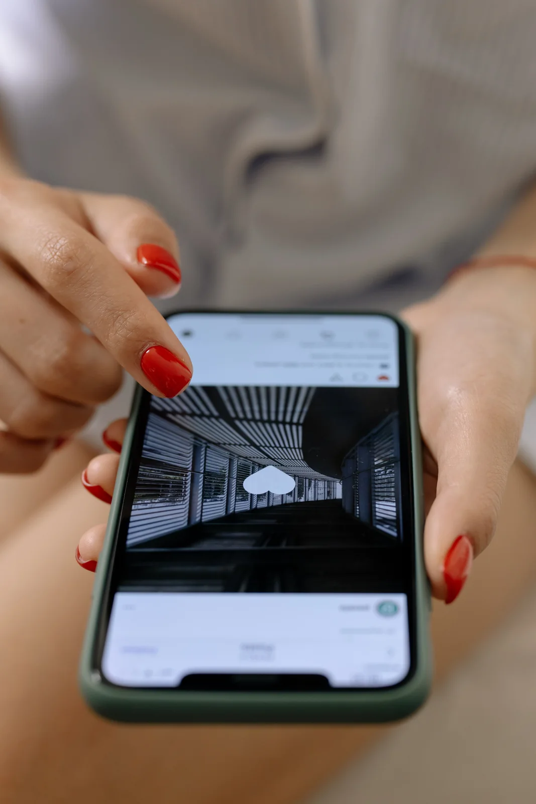 O persoană folosește Instagram pe telefon