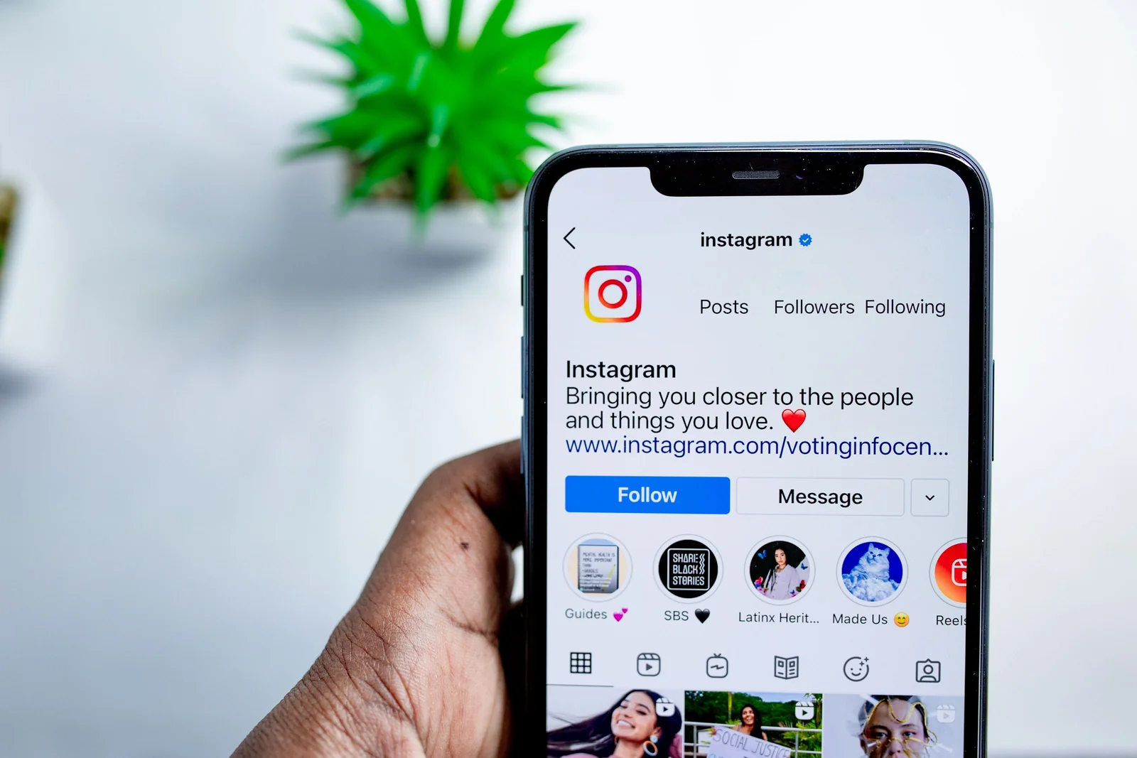 Profilul Instagram pe ecranul unui telefon, fotografie de context