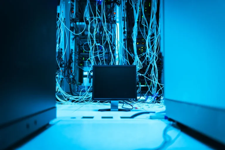 Monitor lângă cabluri și echipamente de rețea