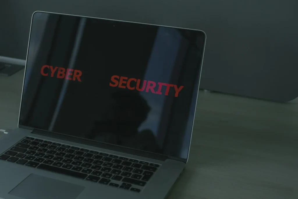 Ecran de laptop cu text despre securitate cibernetică