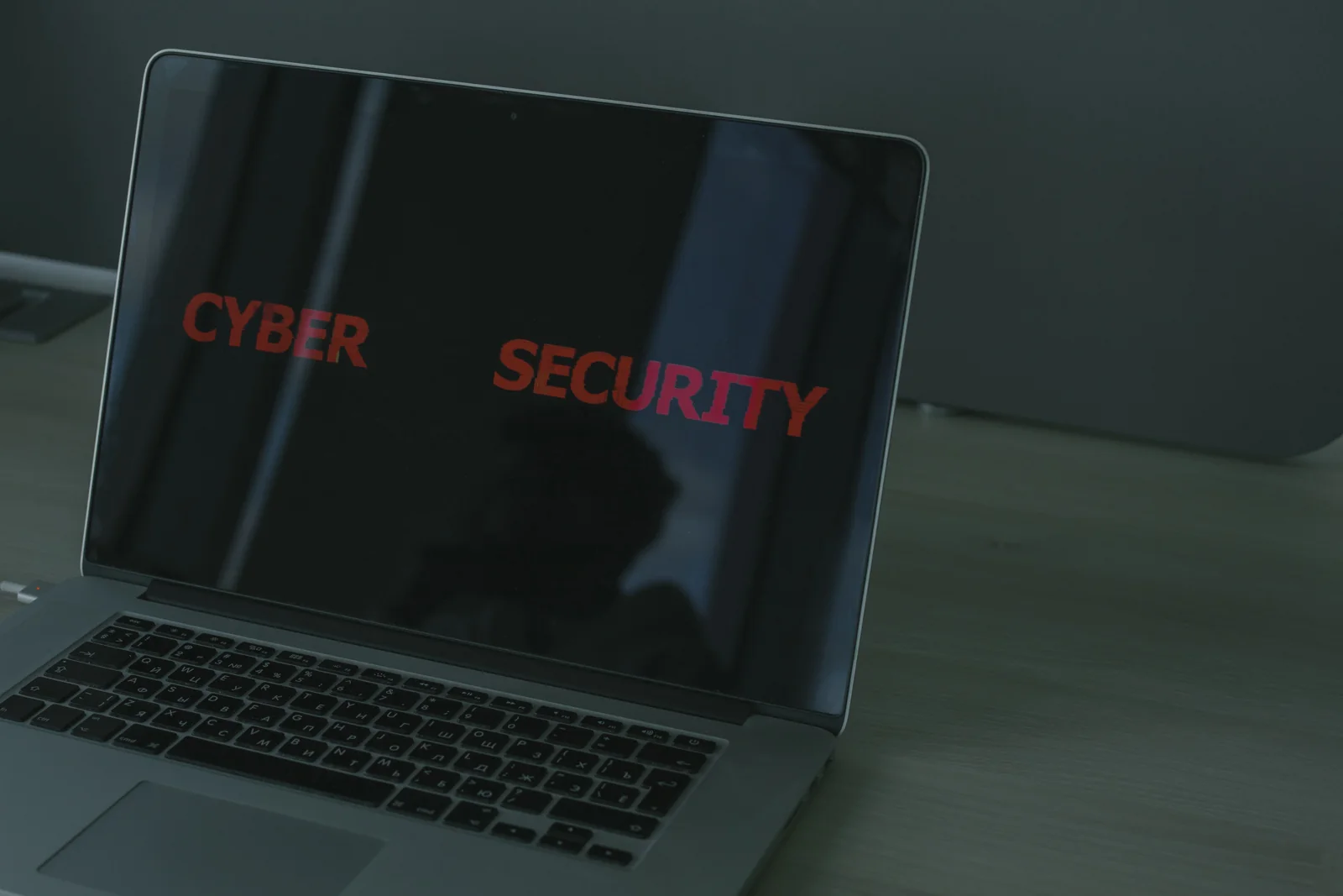 Laptop cu text despre securitate cibernetică, fotografie de context pentru protecția platformelor web