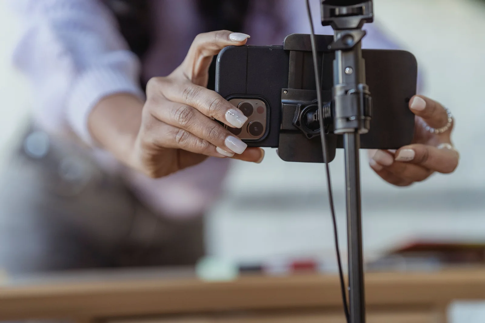 Un telefon este fixat pe un trepied pentru filmare